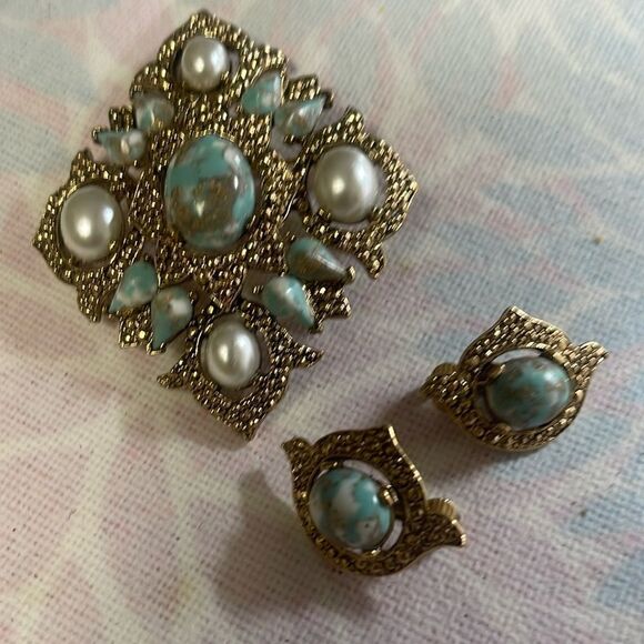Exquisite Vintage Sarah Coventry Brooch and Clip on Earrings - Picture 1 of 11
